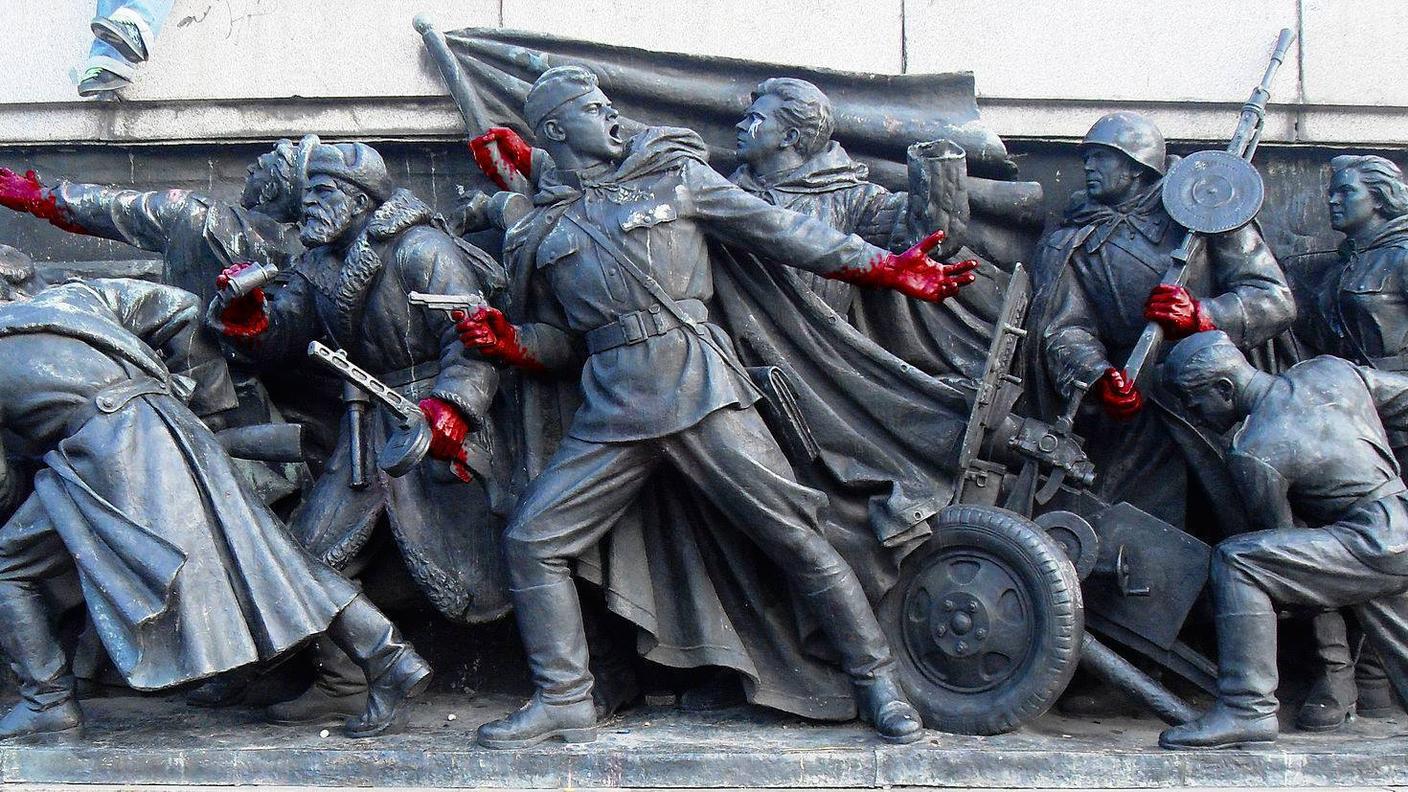 Il monumento dipinto virtualmente dopo le pressioni della Russia.jpg