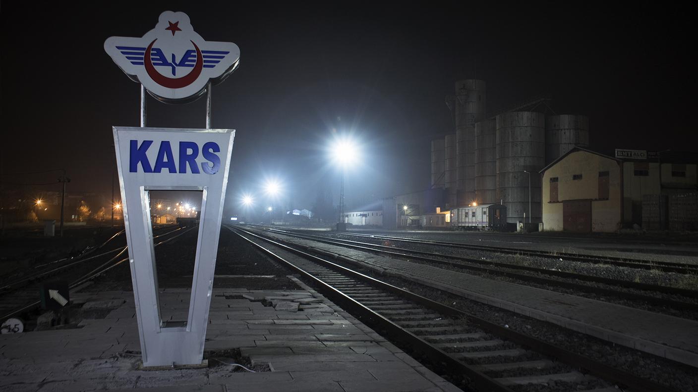 La stazione di Kars di notte, deserta
