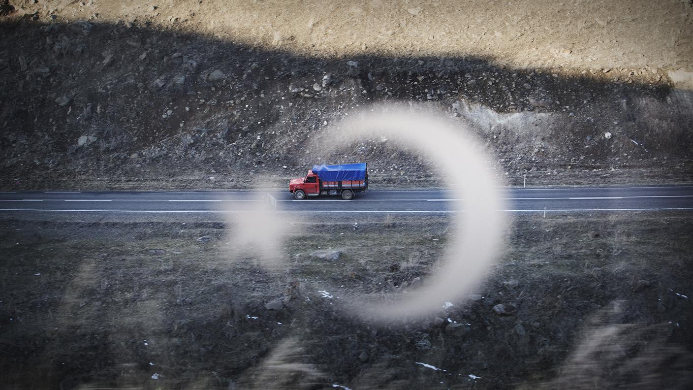 Sui finestrini del treno, la mezza luna con la stella, simbolo della bandiera nazionale