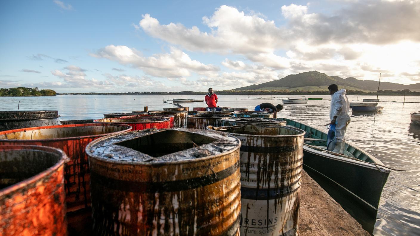 Barili di greggio raccolti in mare dai pescatori delle Isole Mauritius 