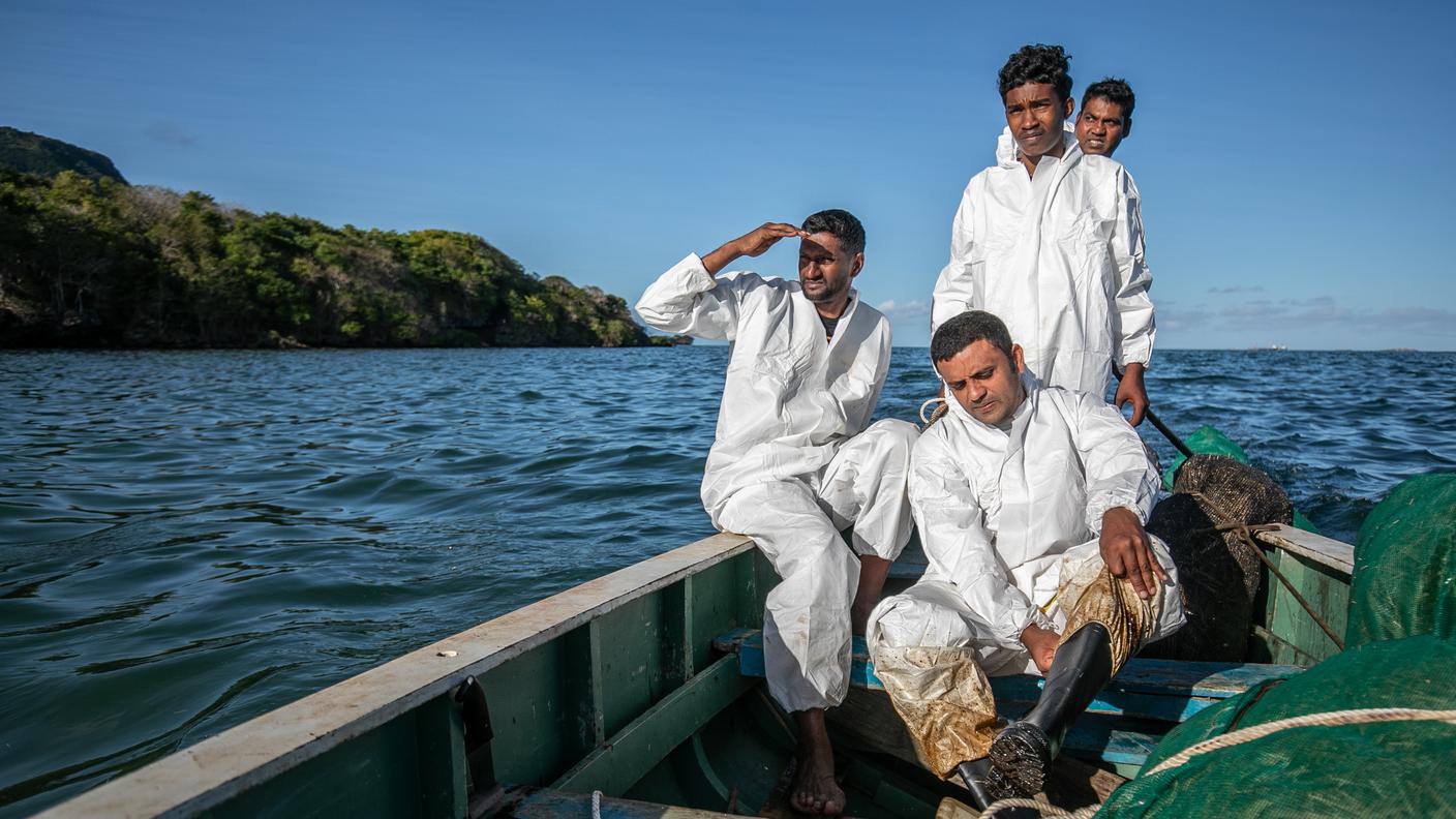 Un gruppo di pescatori di Vieux Grand Port 