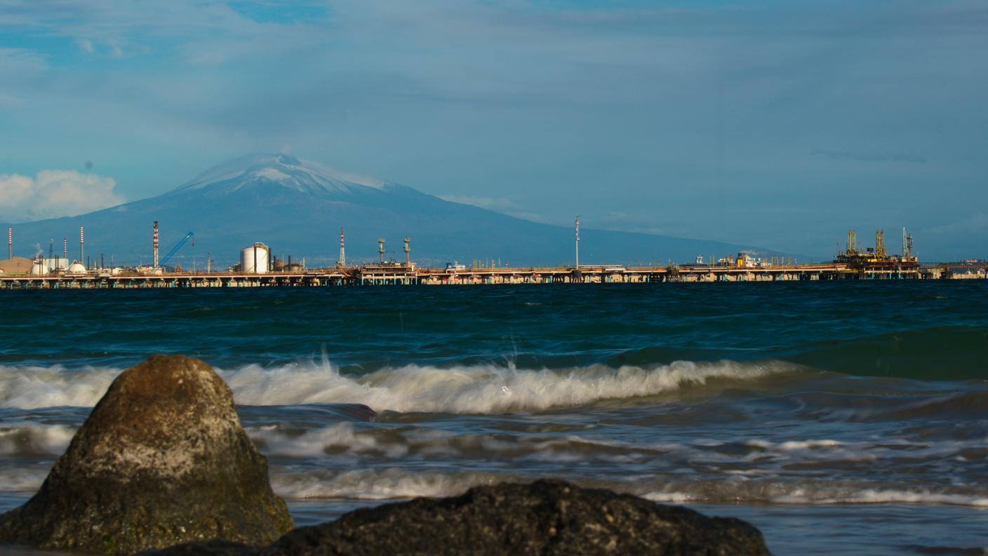 Panoramica del Monte Etna da Marina di Priolo. In primo piano, parte del Golfo di Augusta e sistemi di scarico dei petroli.