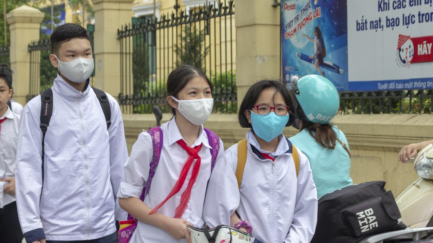 Gli alunni dell'istituto Trung Vuong di Hanoi all'uscita di scuola. Le mascherine sono diventate parte integrante della divisa scolastica