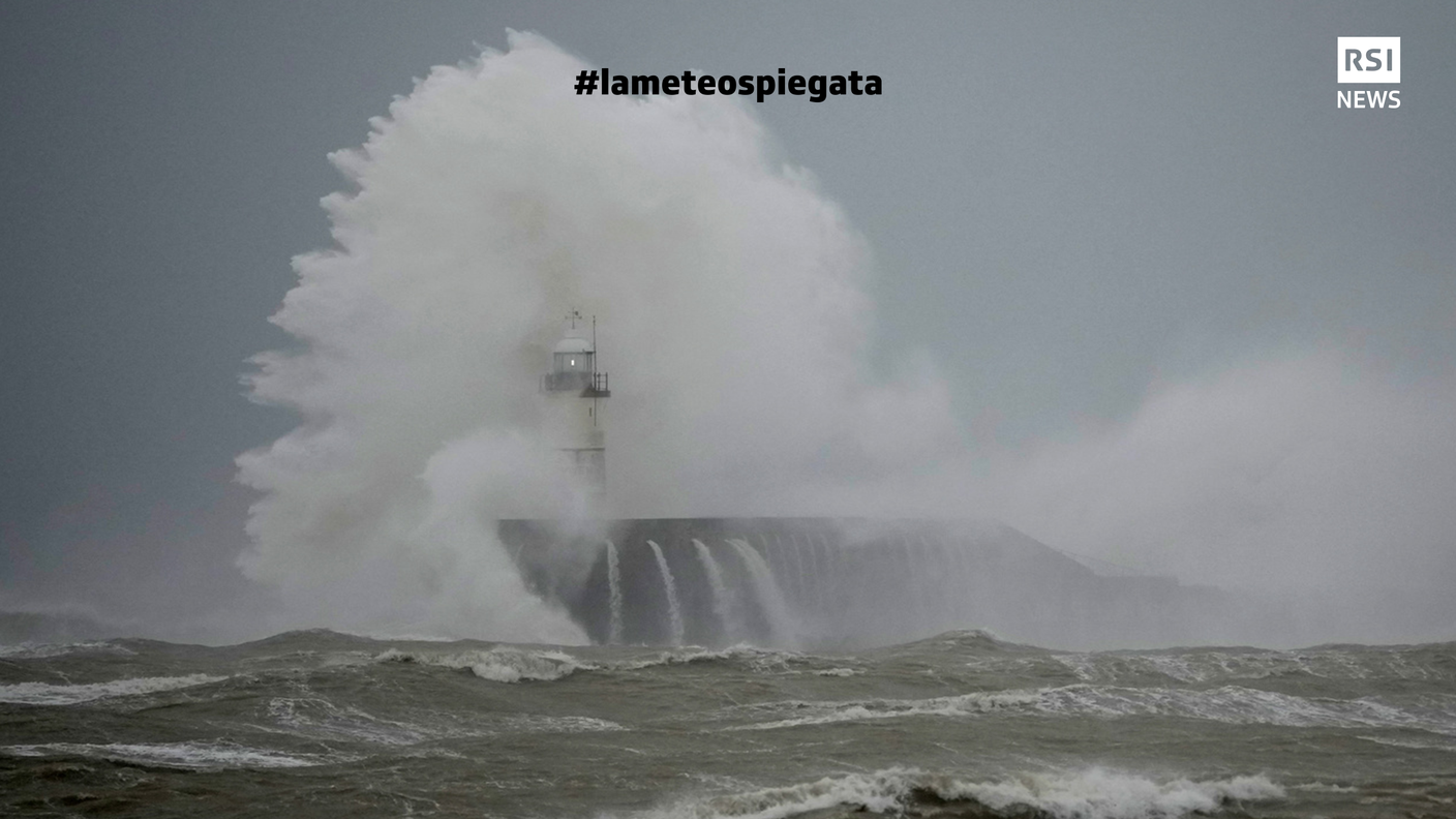 Onde impressionanti sulla costa meridionale dell'Inghilterra portate dalla tempesta Eunice