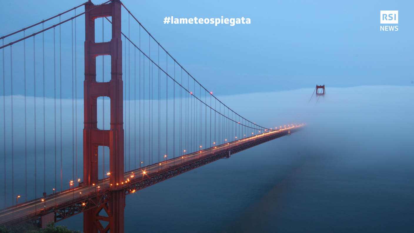 La nebbia da avvezione avvolge quasi completamente il noto Golden Gate Bridge di San Francisco