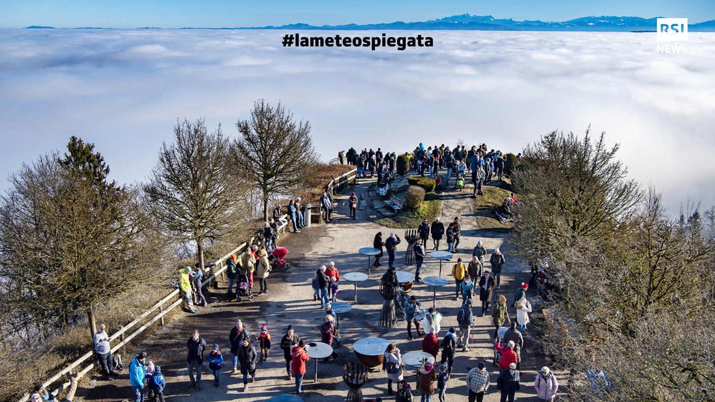 Il mare di nebbia sopra la regione zurighese osservato da uno stipato Uetliberg, il noto monte fuori Zurigo, nel gennaio 2020