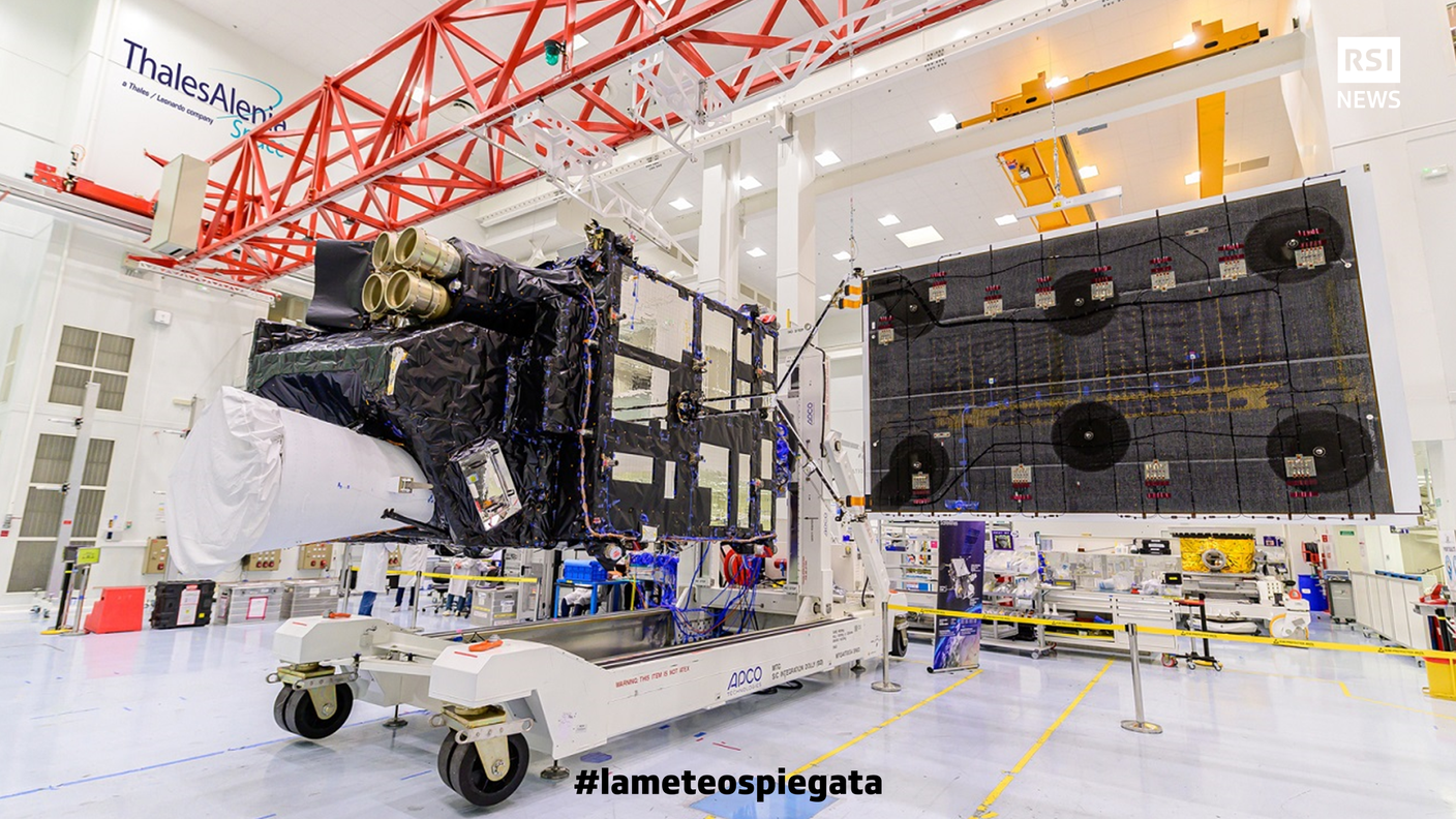 Il satellite MTG-I1 al termine della sua costruzione, poco prima di essere spedito via nave fino alla base di lancio a Kourou, nella Guyana francese