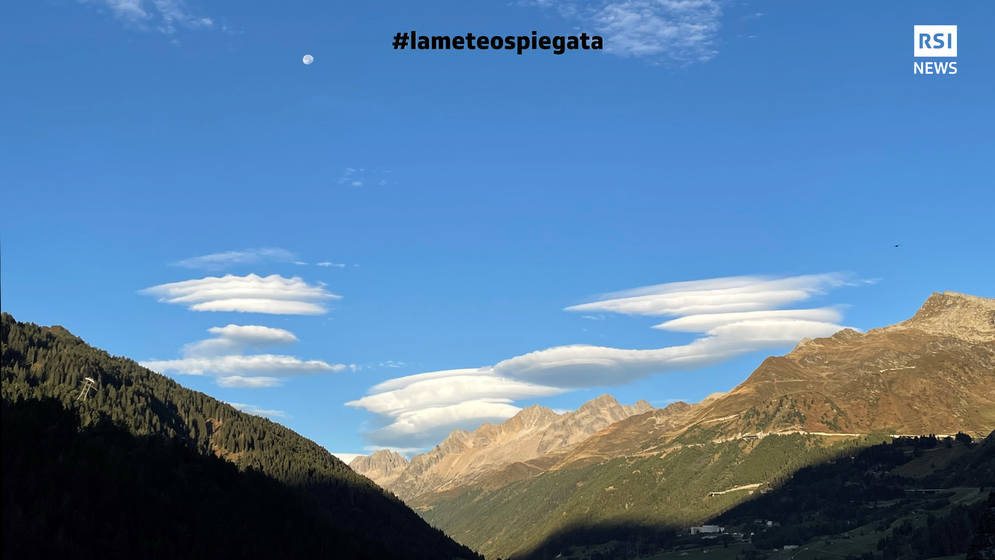Nubi lenticolari prodotte dal favonio fotografate in Valle Bedretto