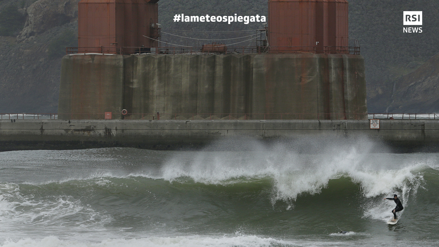 Una tempesta invernale nel 2016 a San Francisco dovuta a El Niño ha permesso il surf sotto al famoso Golden Gate Bridge