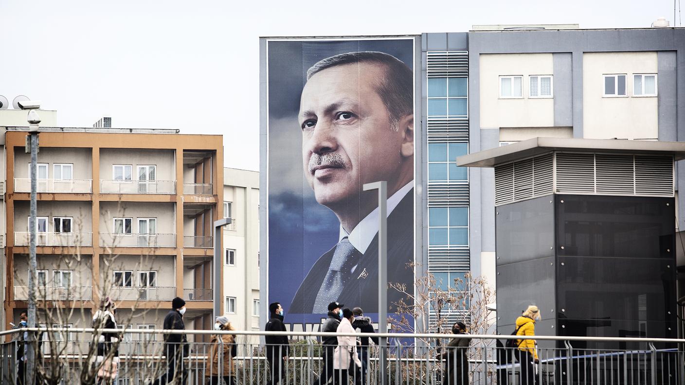 Una gigantografia del presidente turco Erdoğan domina lo skyline di Zeytinburnu