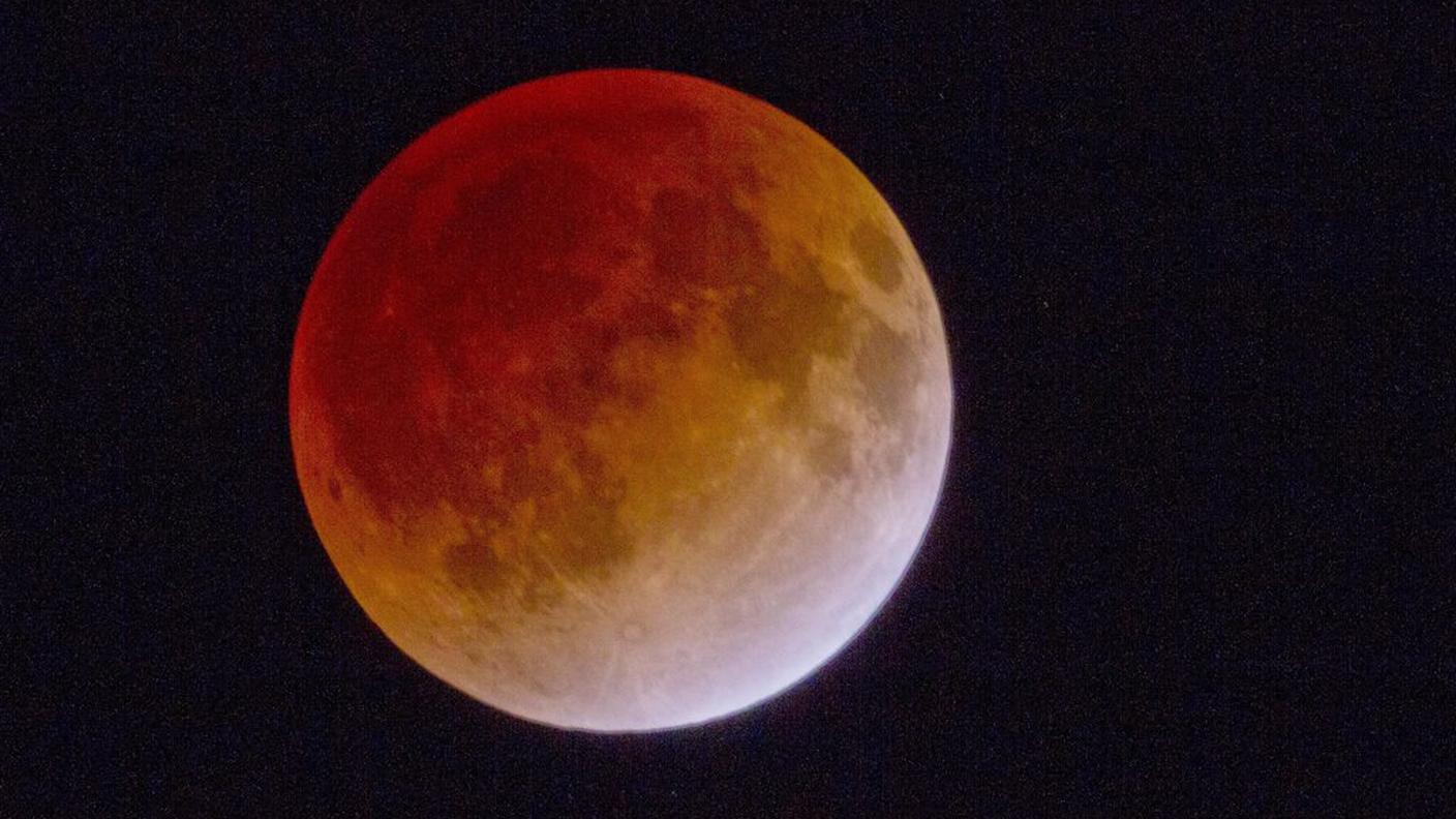 La Luna si è tinta di rosso