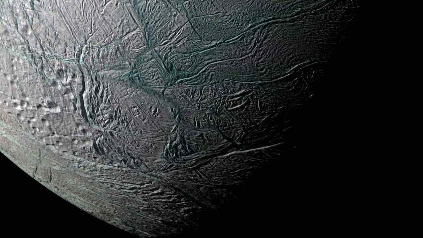 La superficie ghiacciata di Encelado immortalata dalla sonda Cassini