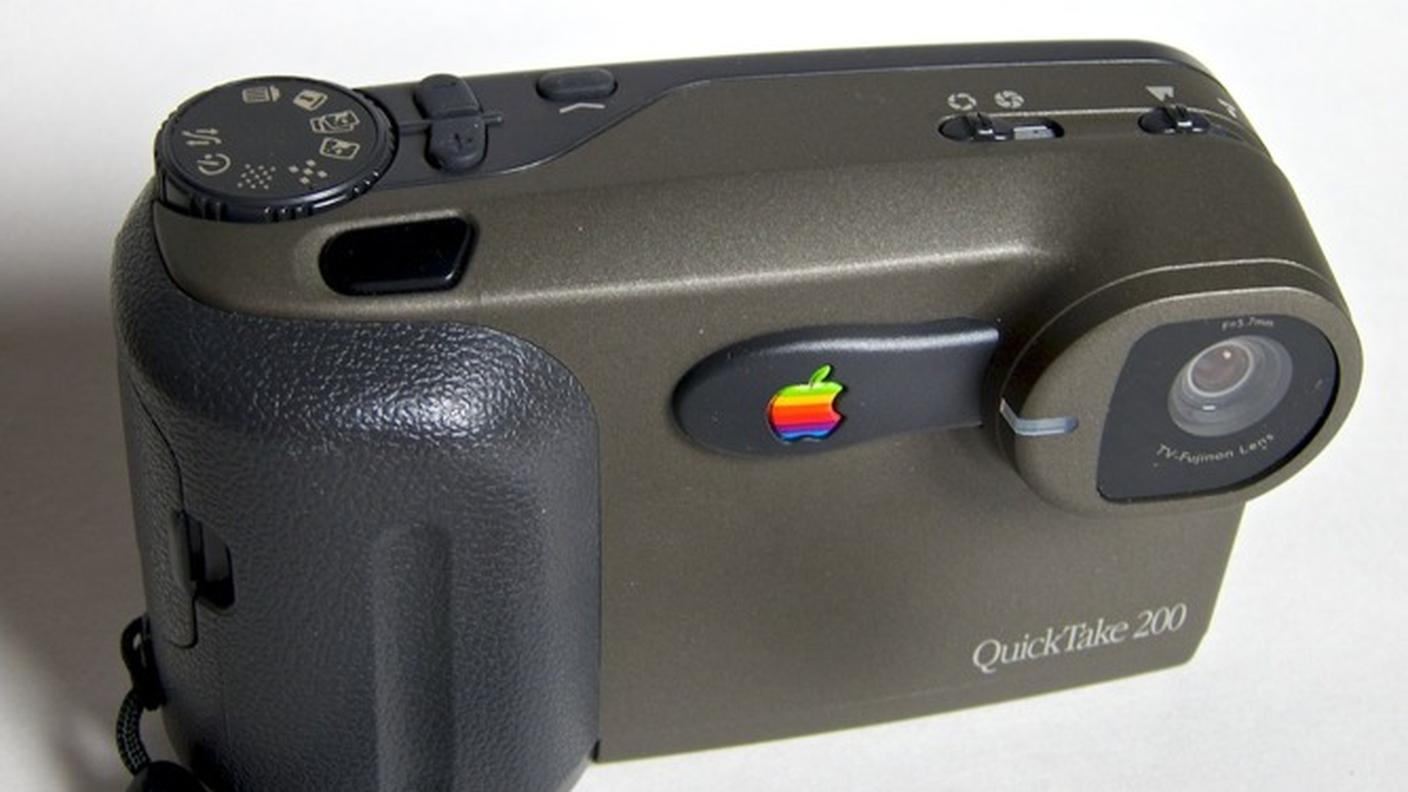 Apple QuickTake 200. Nel 1996 uscì quest'ultimo esemplare della serie, basata sulla "Fujifilm DS-7". Con una definizione di 0.3 megapixel e immagini dalla risoluzione di 640x480 pixel, aveva una scarsa messa a fuoco e un prezzo stratosferico di 750 dollari. Progetto chiuso nel 1997. Inutile dire, però, che oggi la maggior parte delle foto nel mondo sono scattate con un iPhone...