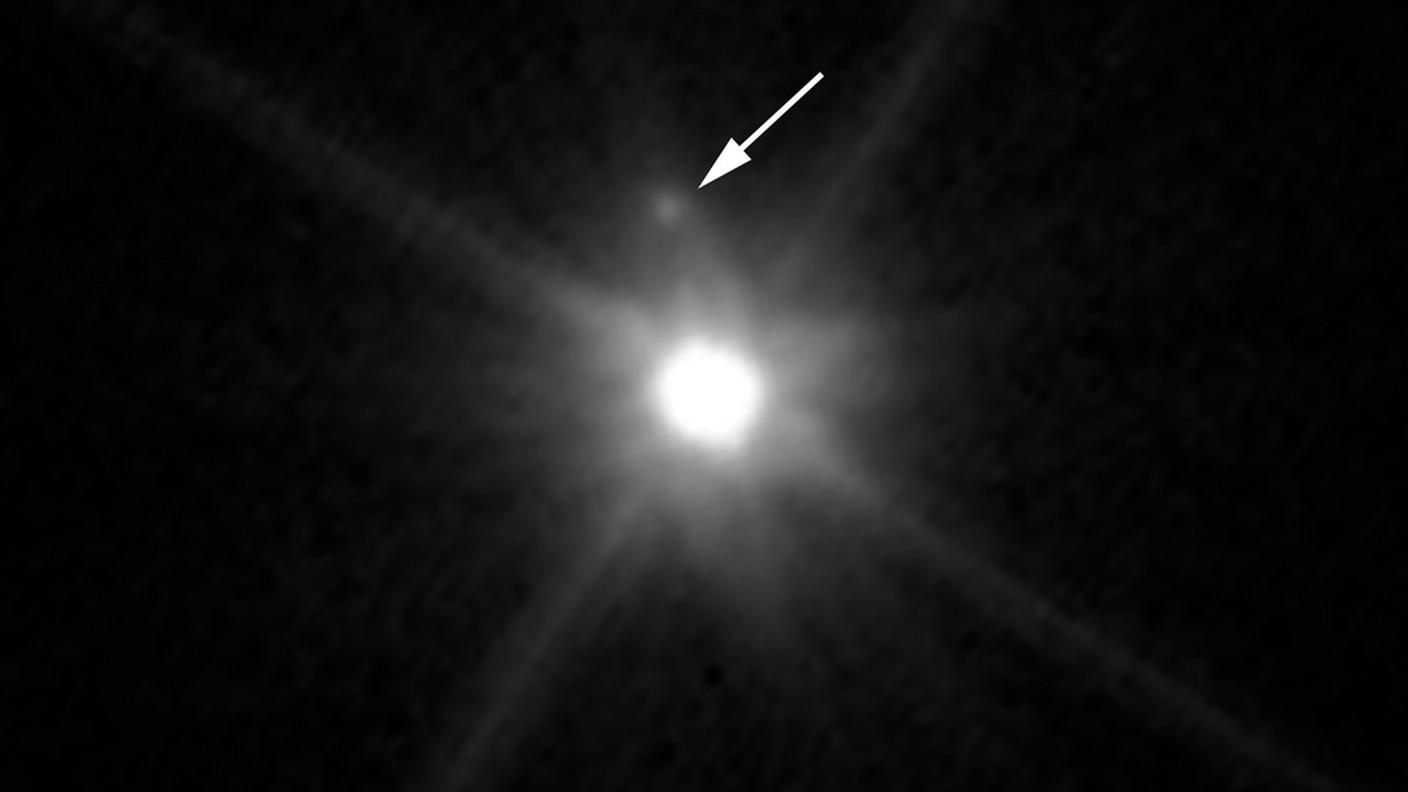 La piccola luna nera Mk2 (indicata dalla freccia) e il pianeta nano Makemake