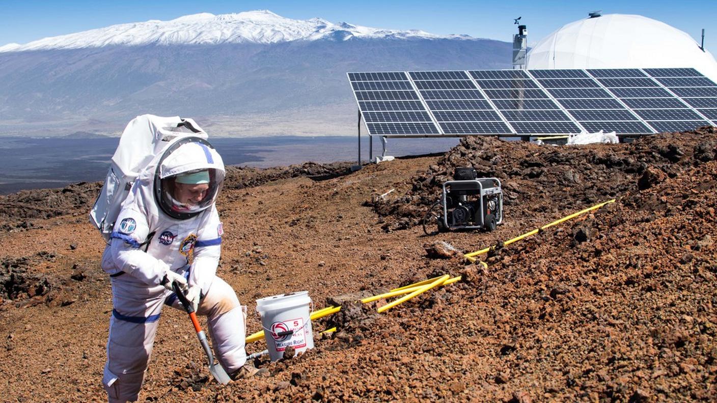 Uscivano solo in tuta spaziale