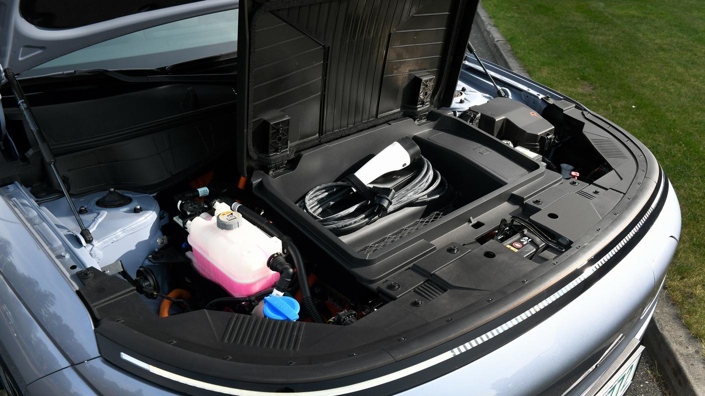 Il cofano di un'elettrica moderna come la Hyundai Kona: spiccano i cavi di ricarica anziché cinghie, cavi, motore (metallico) e così via