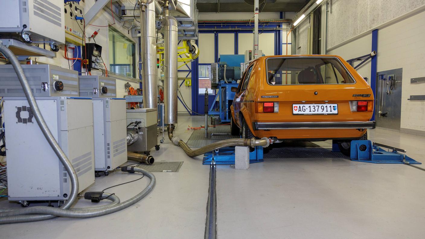 La Volkswagen Golf del 1978 durante le prove di laboratorio dell'EMPA