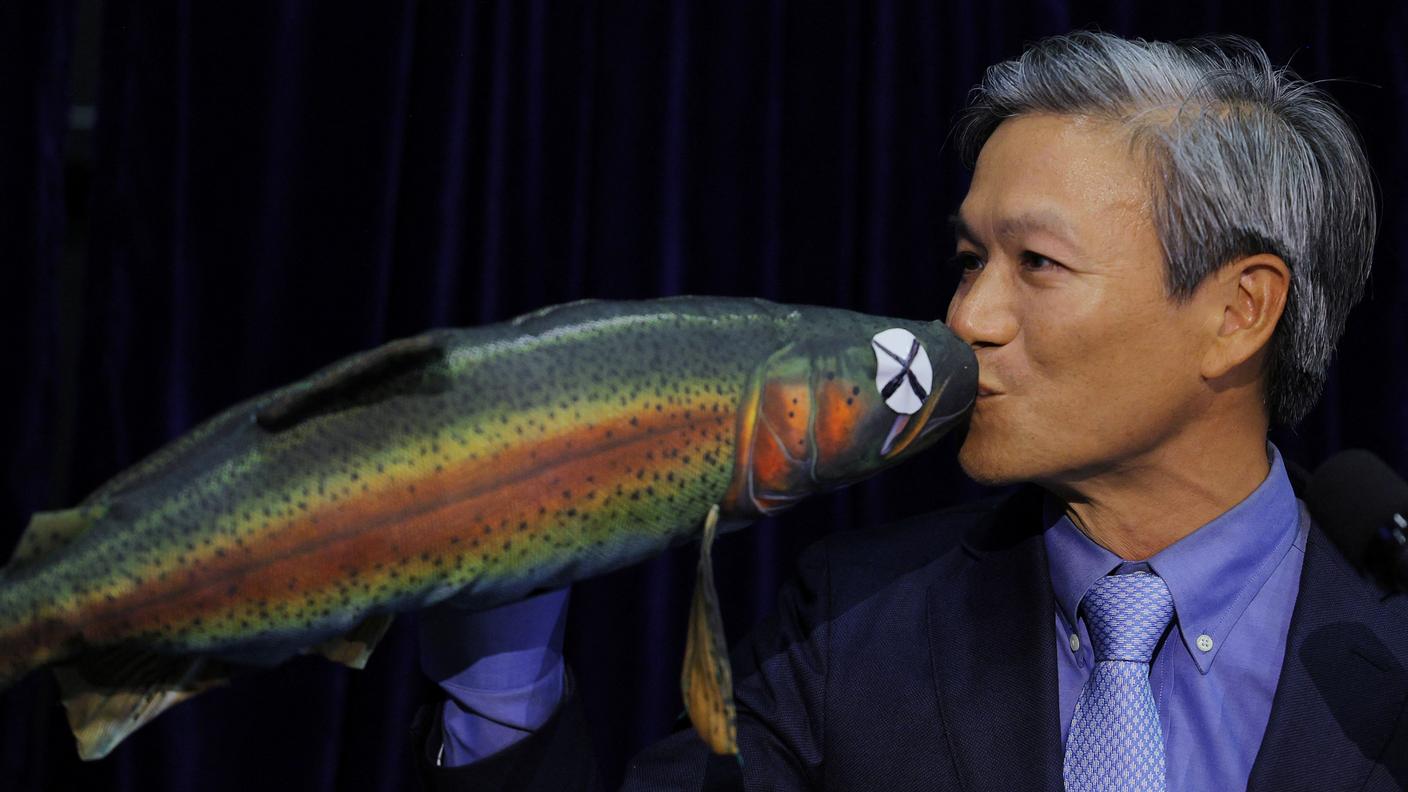 James Liao accetta il Premio per la Fisica per aver “Dimostrato e spiegato le capacità di nuoto di una trota morta”