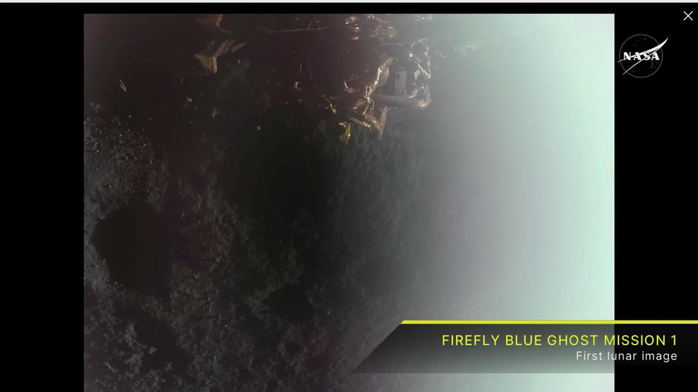 Il lander lunare Blue Ghost di Firefly dopo essere giunto sulla Luna domenica