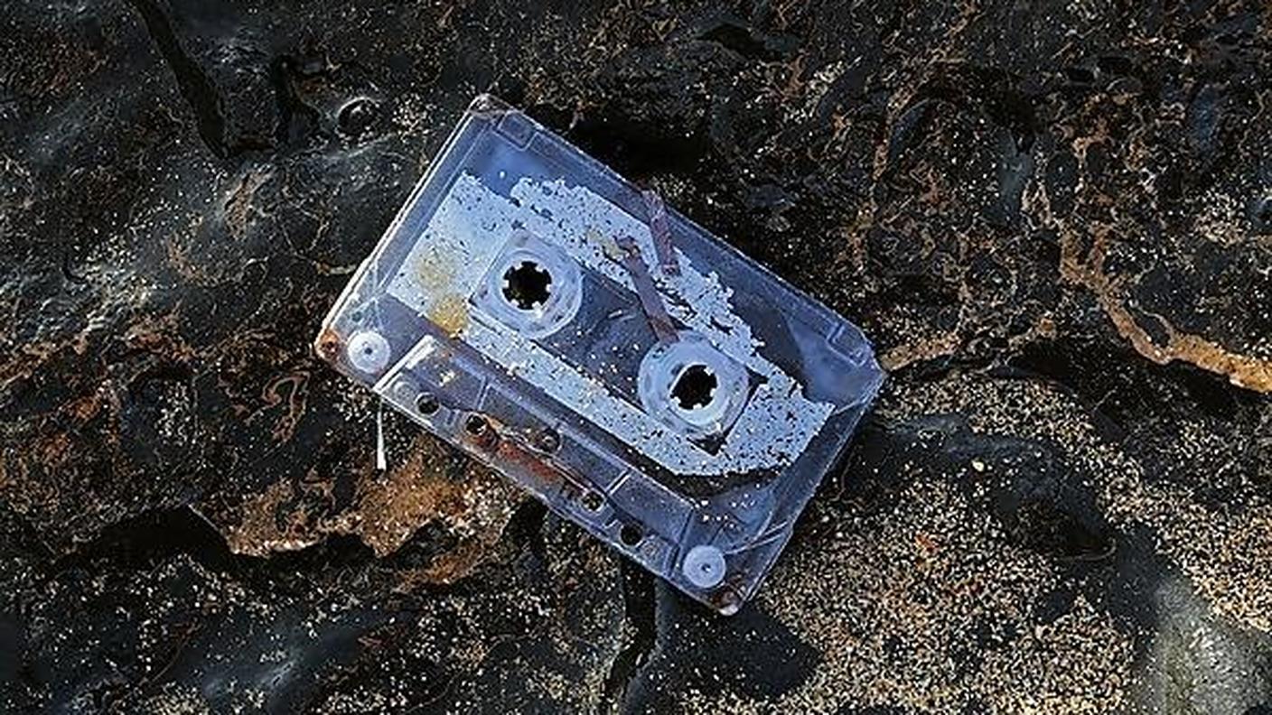 La musicassetta come ritrovata sulla spiaggia di Fuerteventura