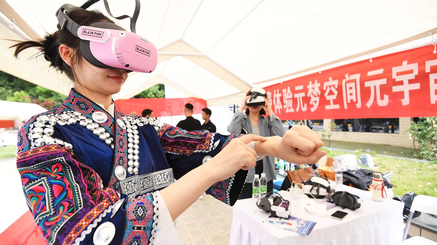 Una cittadina sperimenta una scena di metaverso nella mostra d'arte del patrimonio culturale immateriale a Guiyang, nella provincia di Guizhou