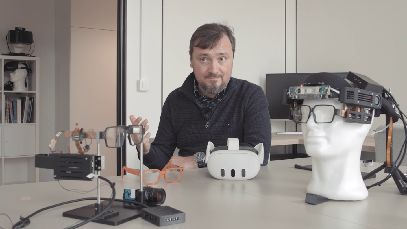 Giovanni Landi fra diversi modelli e prototipi di occhiali  e visori che utilizzano la realtà aumentata