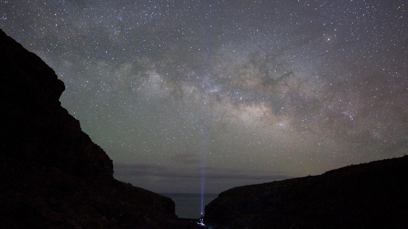 La nana bianca si sta muovendo in direzione opposta rispetto alla Via Lattea
