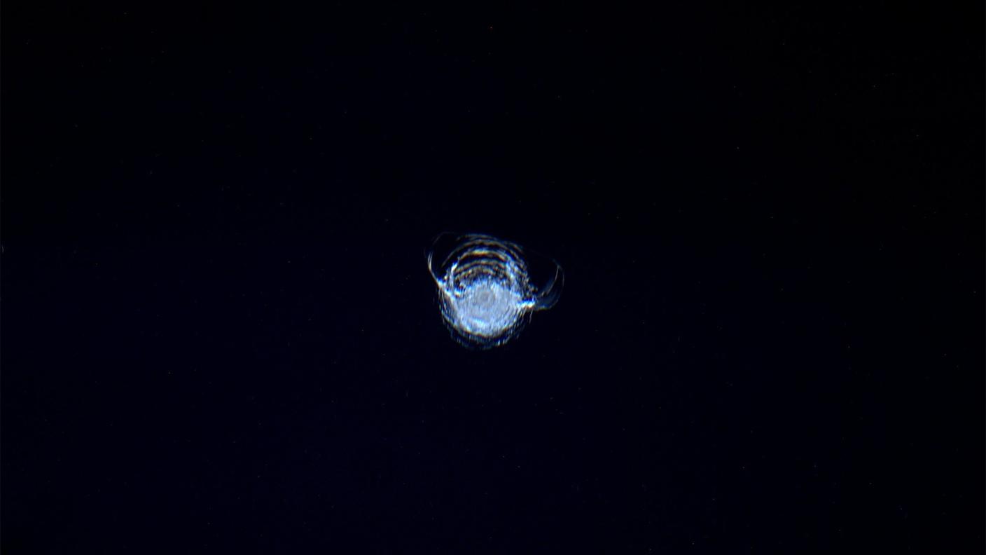 Nel 2016, la cupola di osservazione nella Stazione Spaziale Internazionale è stata colpita da un detrito spaziale. È bastato un minuscolo frammento non più grande di qualche millesimo di millimetro per creare nel vetro una scheggia circolare di 7 mm di diametro