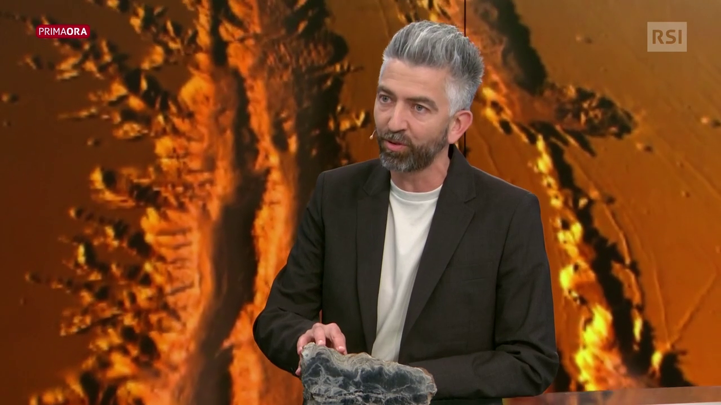 Tomaso Bontognali e un frammento di roccia sudafricana