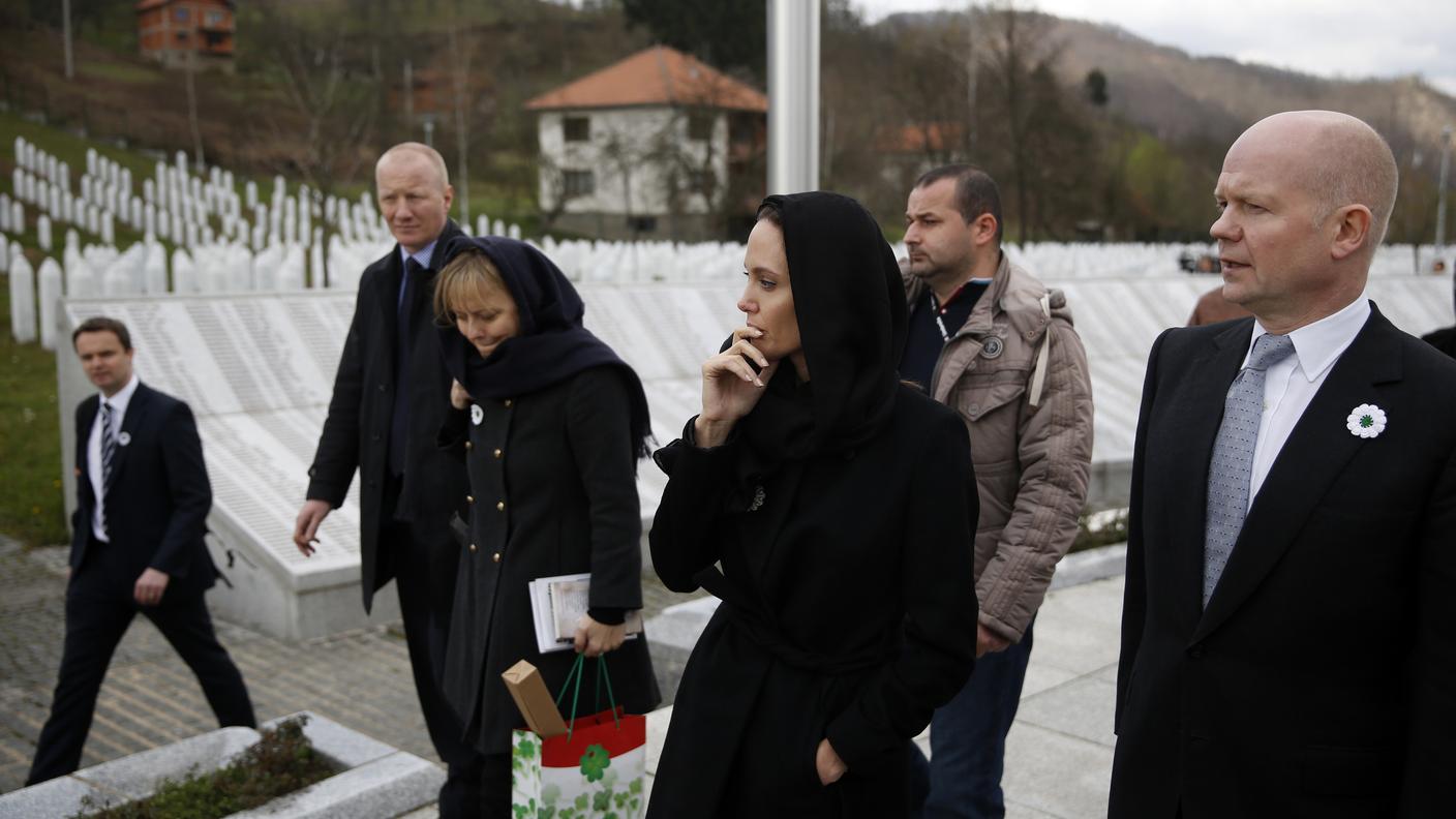 Angelina Jolie in visita al cimitero di Srebrenica con William Hague