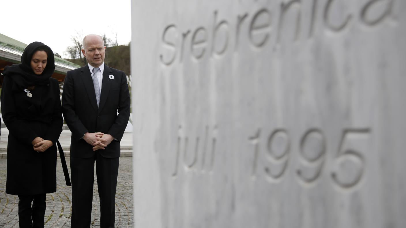 Angelina Jolie in visita al cimitero di Srebrenica con William Hague