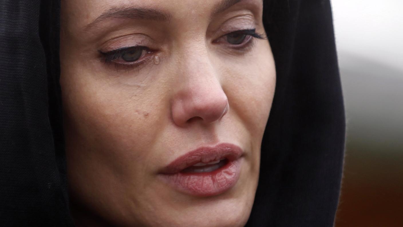 Commozione reale per Angelina Jolie che all'epoca del massacro di Srebrenica aveva 20 anni e interpretando il suo primo ruolo da protagonista in un film hollywoodiano sul set di "Hackers"