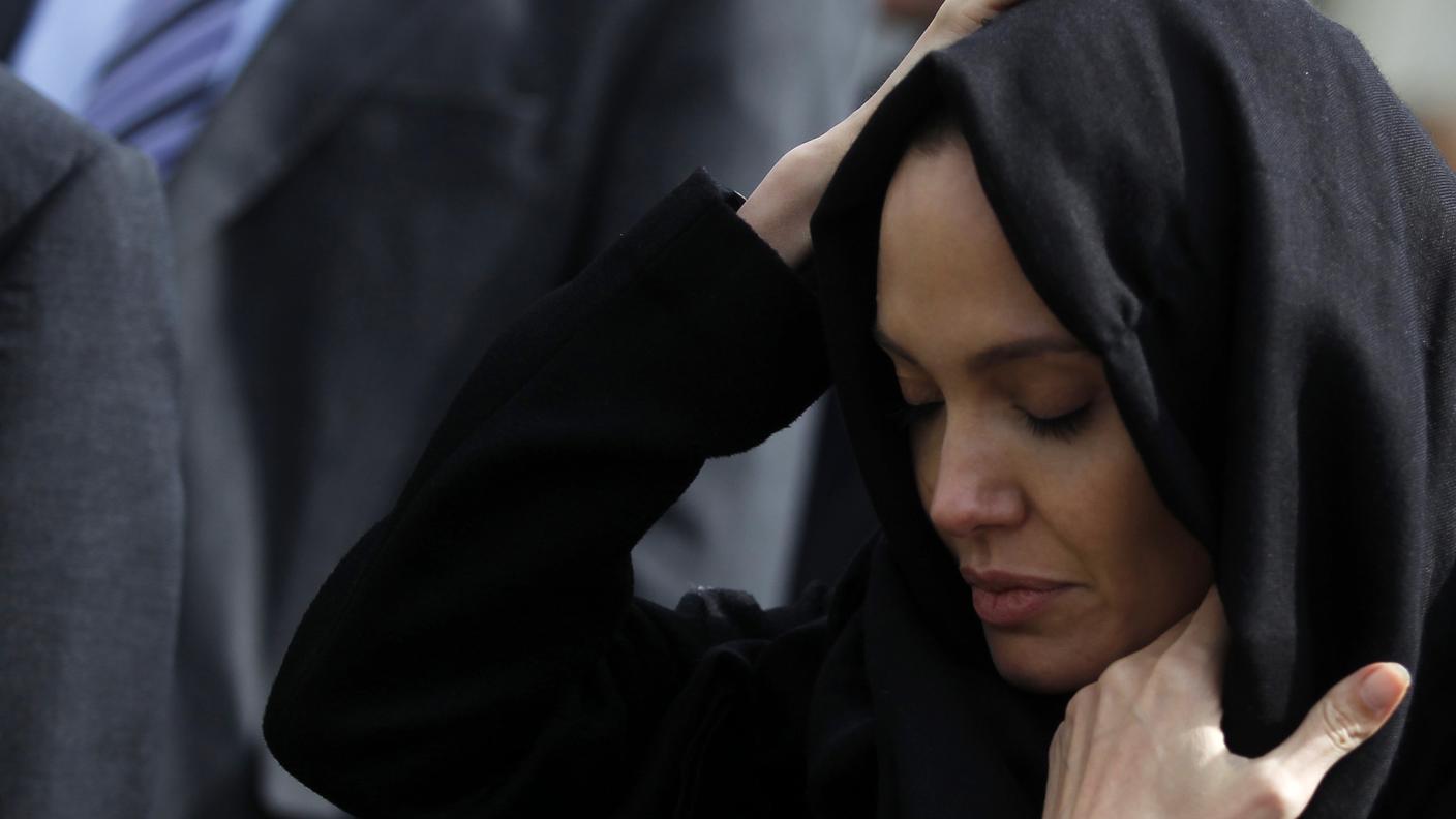 Angelina Jolie in visita al cimitero di Srebrenica con William Hague