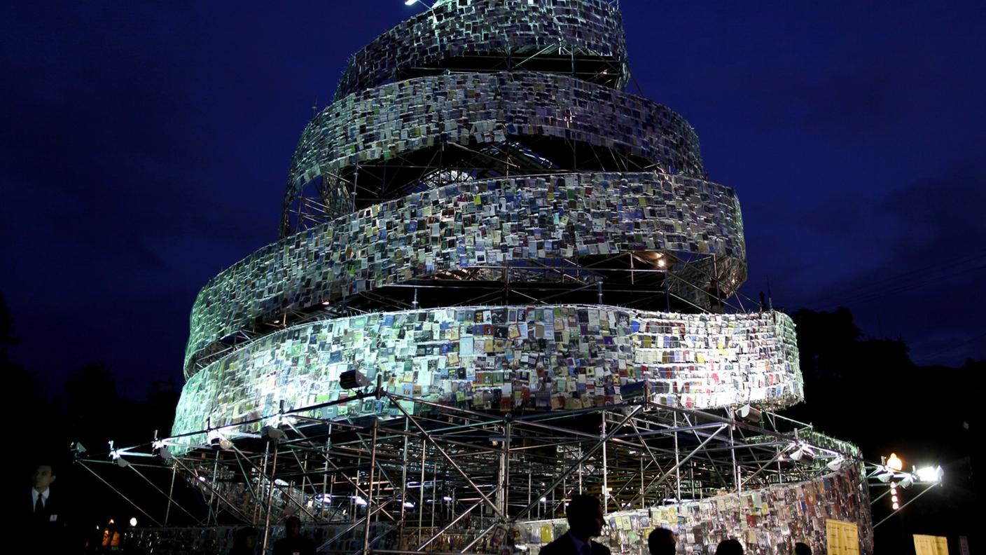 Una Torre di Babele formata da 30.mila libri in lingue differenti, esposta a Buenos Aires lo scorso mese di maggio.