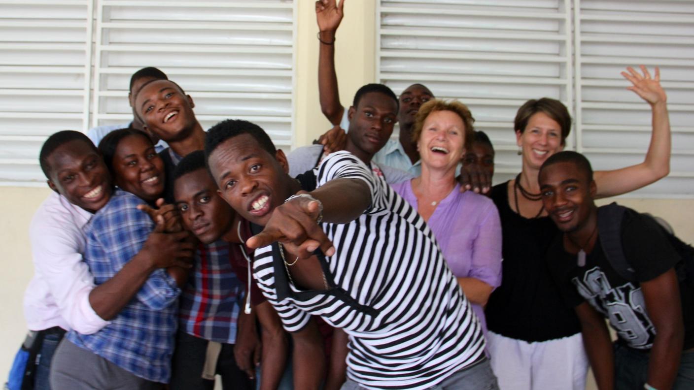 Ragazzi che imparano a sorridere di nuovo, con Catherine Baud Lavigne, vice-direttrice della Catena della Solidarietà e Rahel Bucher, collaboratrice della Catena