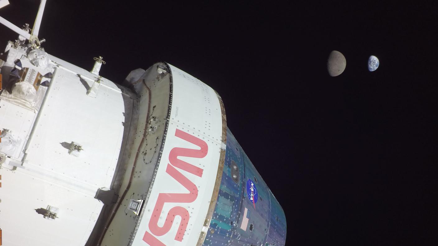 La Terra e la Luna fianco a fianco fotografate dal punto più lontano raggiunto a Orion