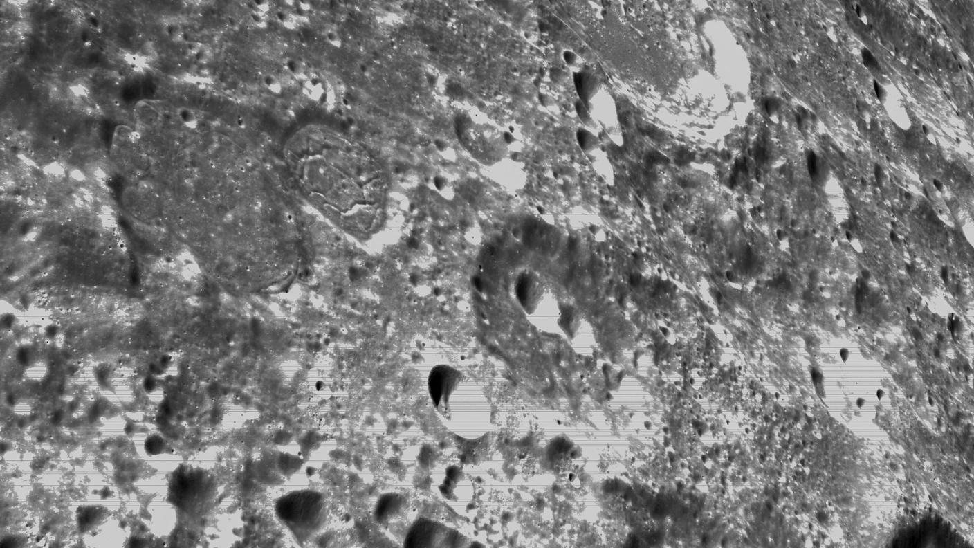La superficie della Luna fotografata dalla camera di navigazione ottica della capsula
