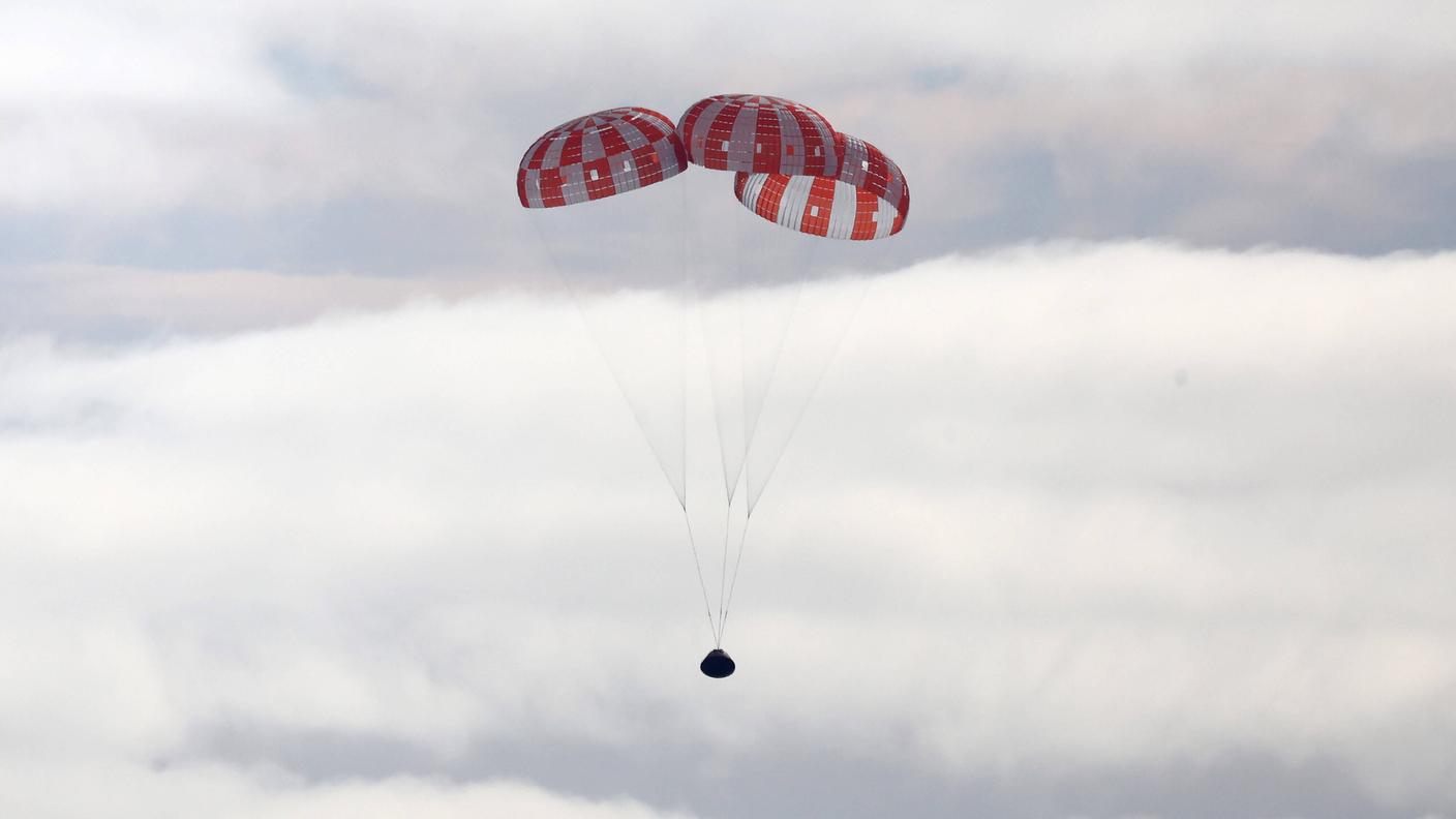 I paracadute portano la capsula verso l'ammaraggio nel Pacifico