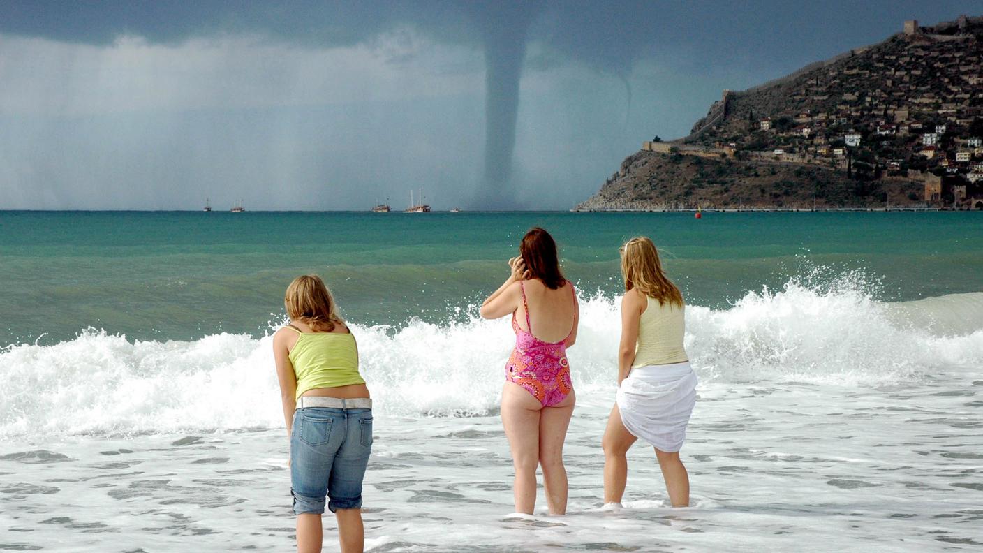 Gallery tifoni con ragazze in spiaggia 16.05.2013 re.jpg
