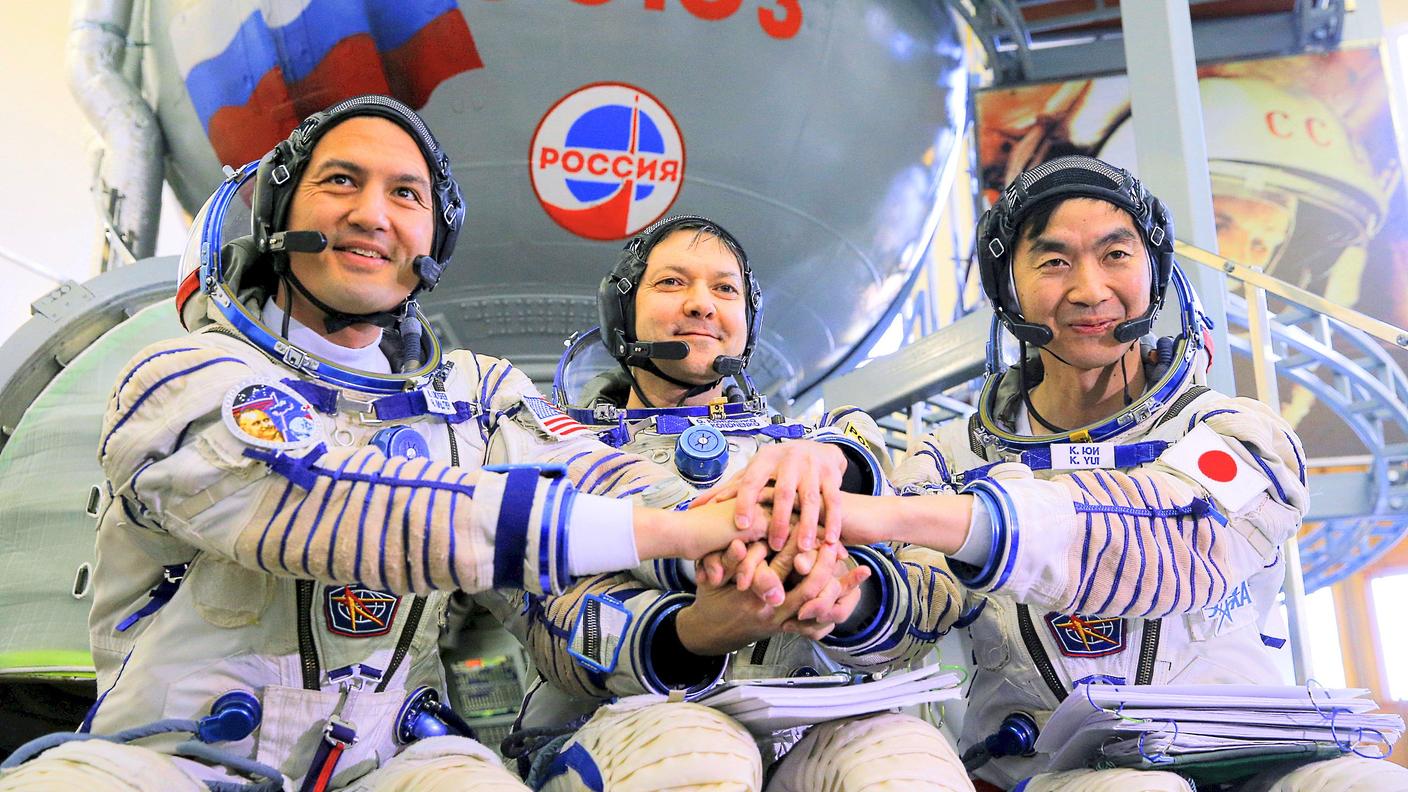 Kjell Lindgren, Oleg Kononenko e Kimiya Yui decolleranno soltanto il 24 luglio