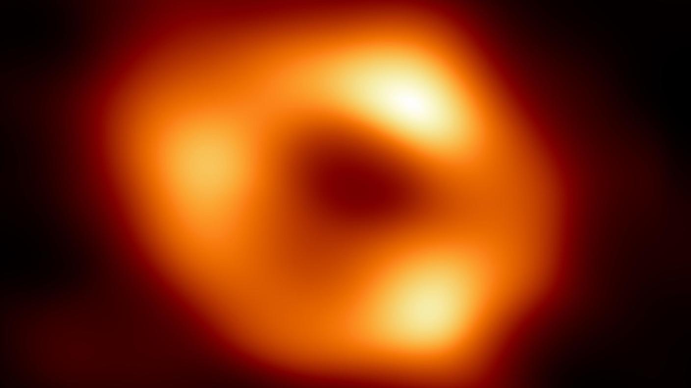 L'immagine del buco nero diffusa da EHT