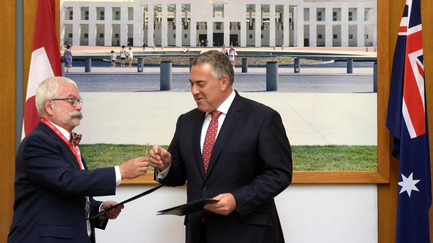 L'ambasciatore elvetico Marcel Stutz (s) ed il ministro australiano delle finanze Joe Hockey