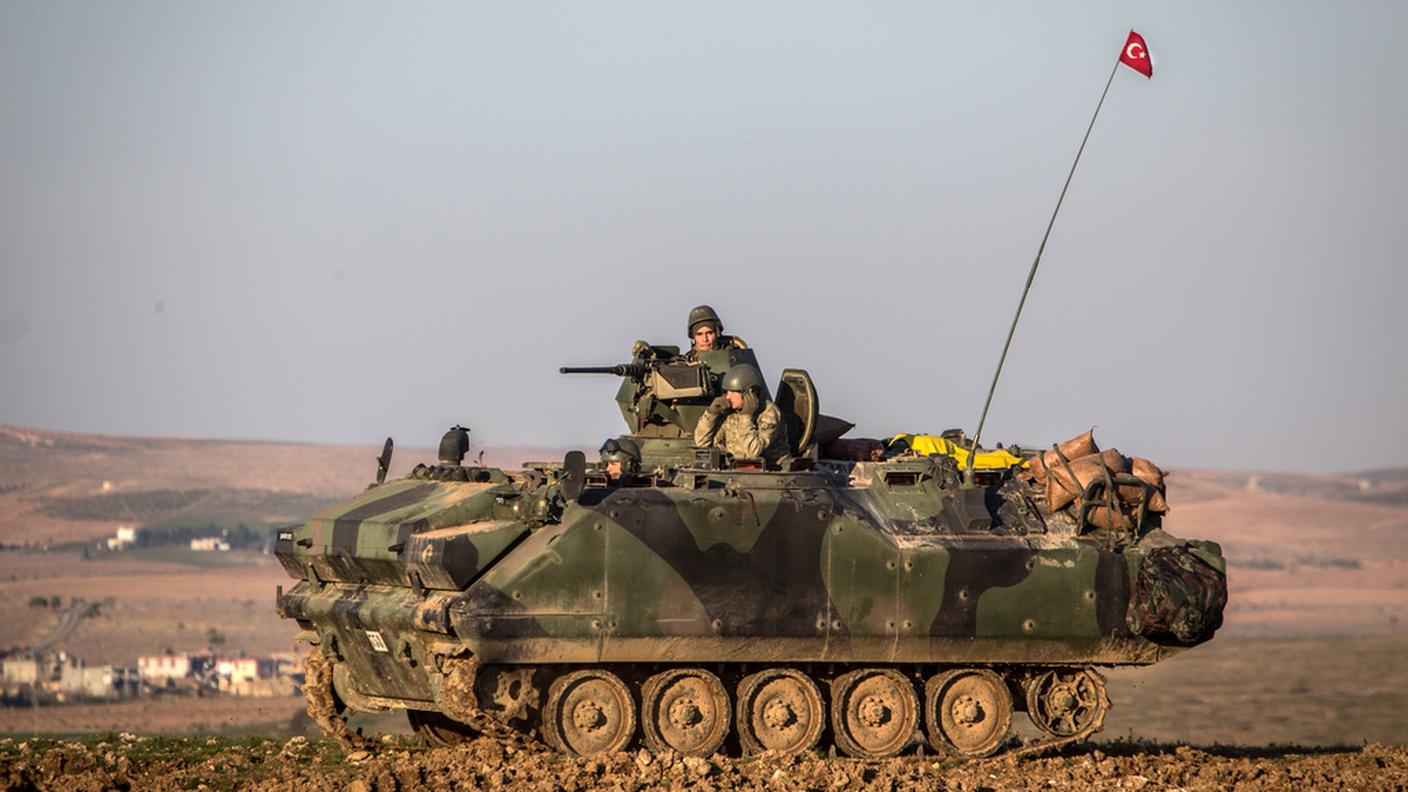 Militari turchi pattugliano lungo gli 800 chilometri di frontiera con la Siria