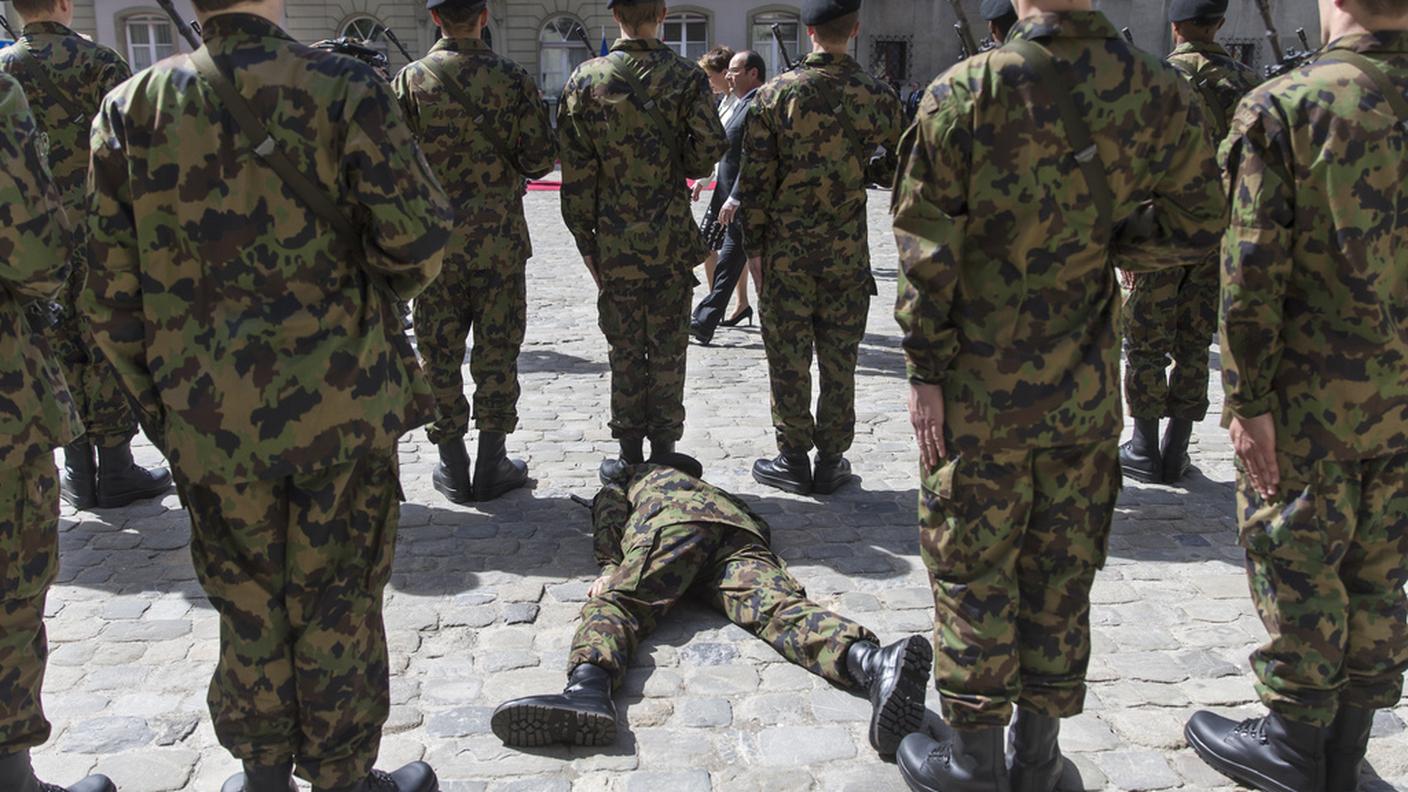 Un soldato svenuto a causa di un malore d'origine imprecisata durante il passaggio di Hollande davanti alle truppe