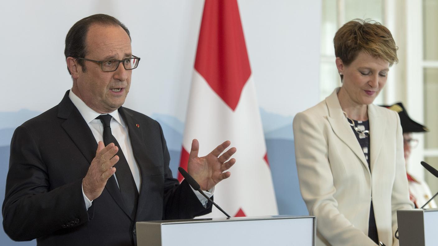 Hollande e Sommaruga durante la conferenza stampa a Berna