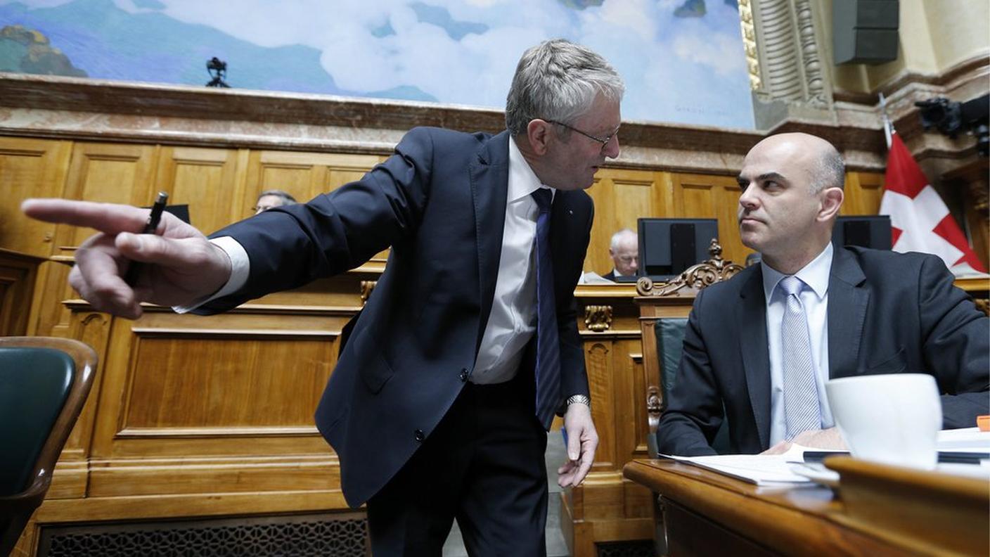 Walter Mueller mentre al Nazionale discute con il consigliere federale Alain Berset
