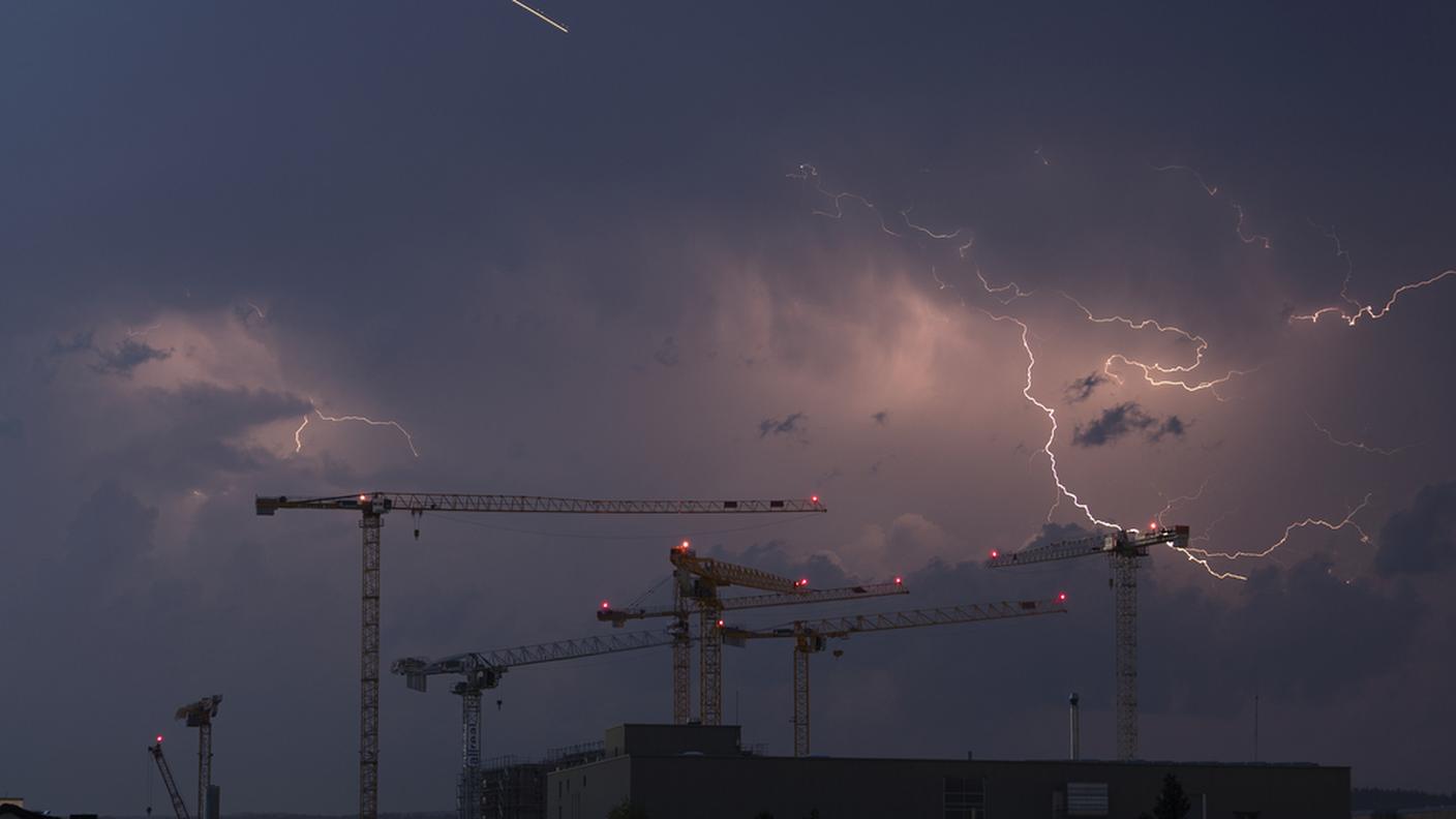 Una gru colpita da un fulmine durante il temporale ad Albisrieden