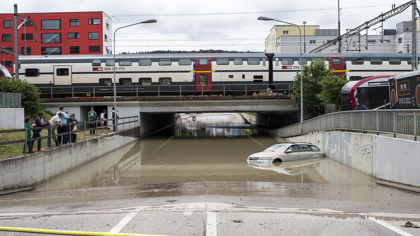 La vettura immersa nell'acqua vicino al sottopassaggio è diventata un'attrazione