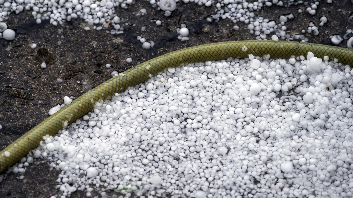 La grandine caduta nelle ultime ore nel centro di Thun (BE)