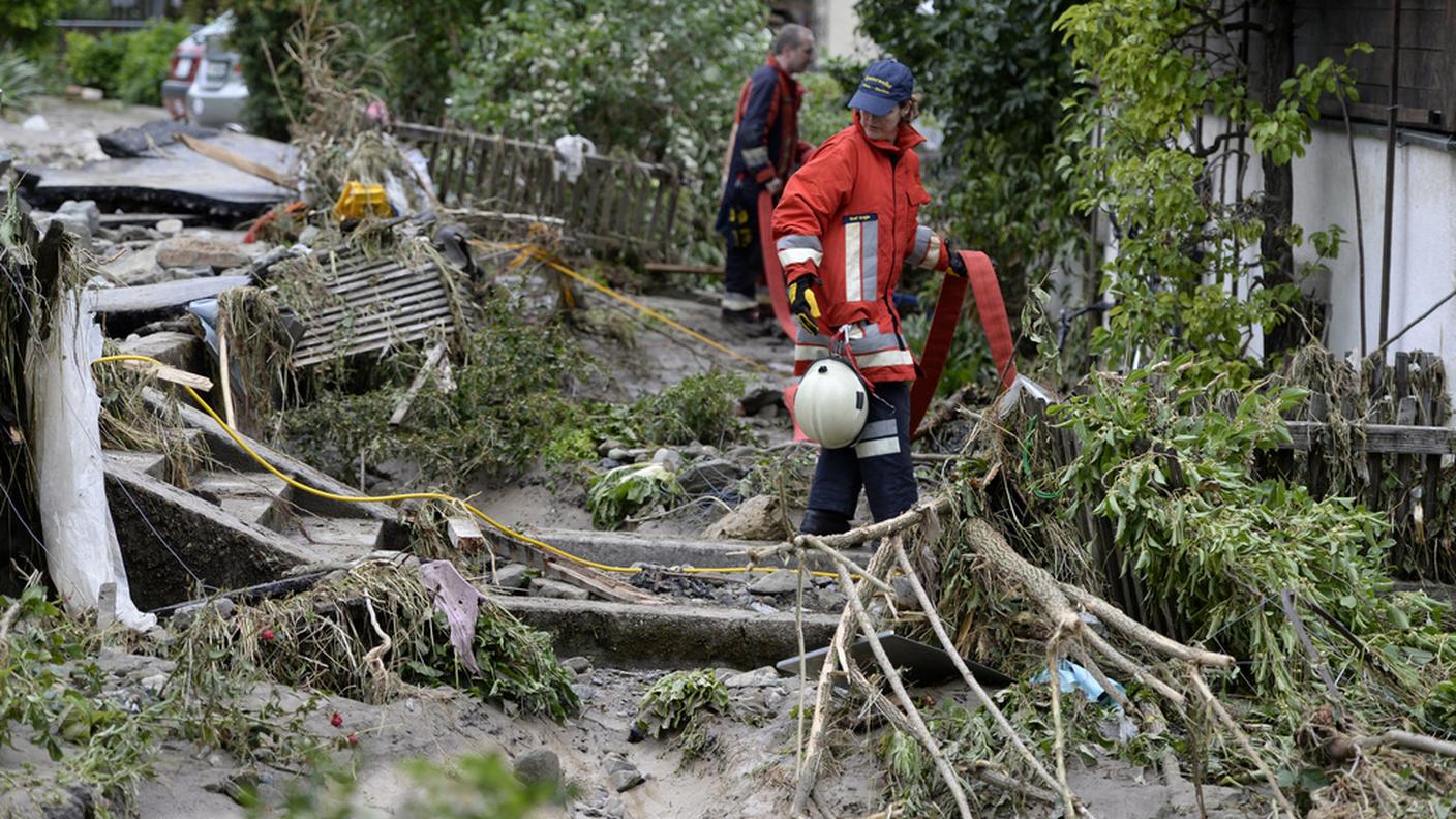 L'intervento dei soccorritori nel paese della campagna lucernese
